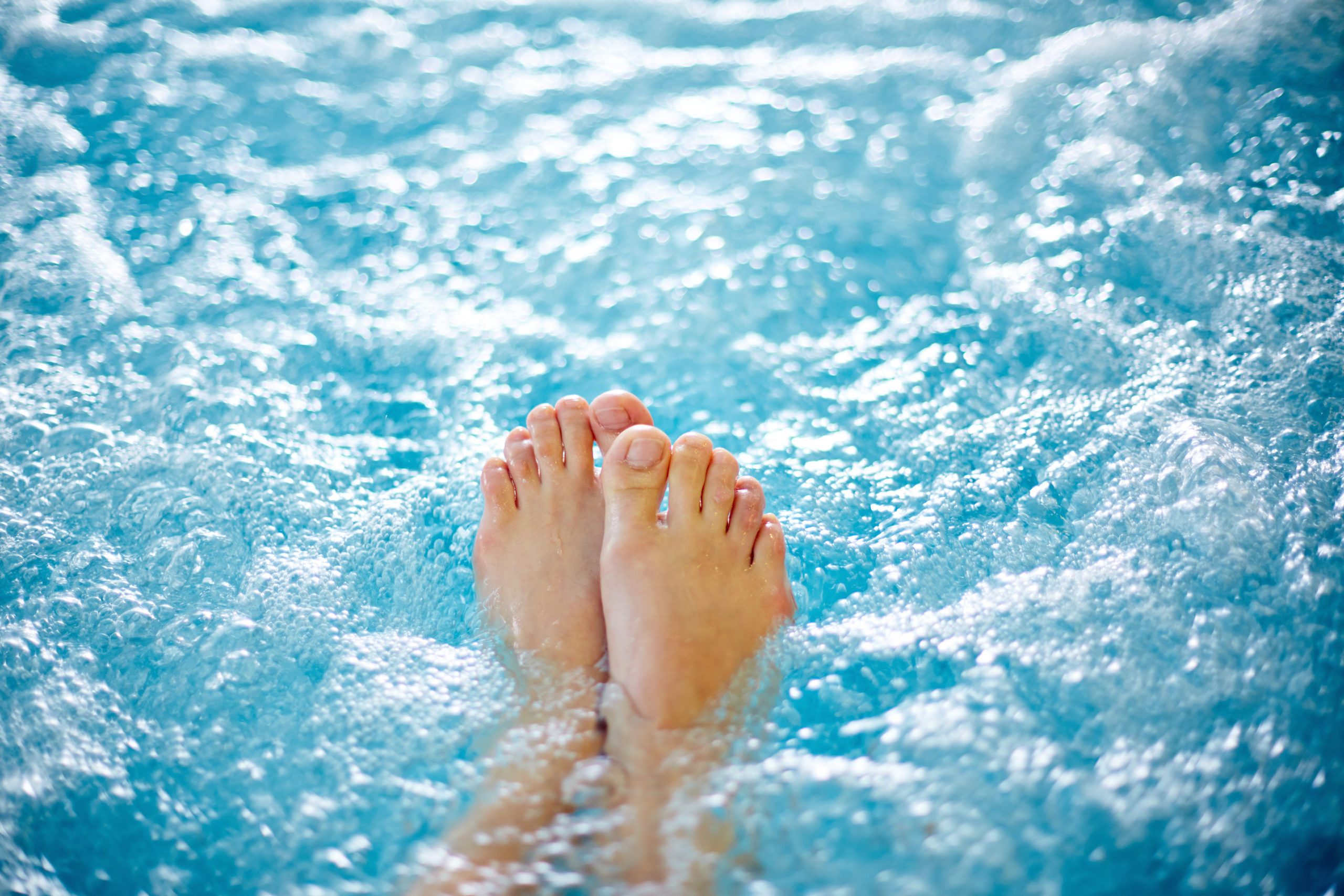 Сколько держать ноги в воде. Ноги в бассейне. Гидротерапия. Ноги в воде. Джакузи для ног.